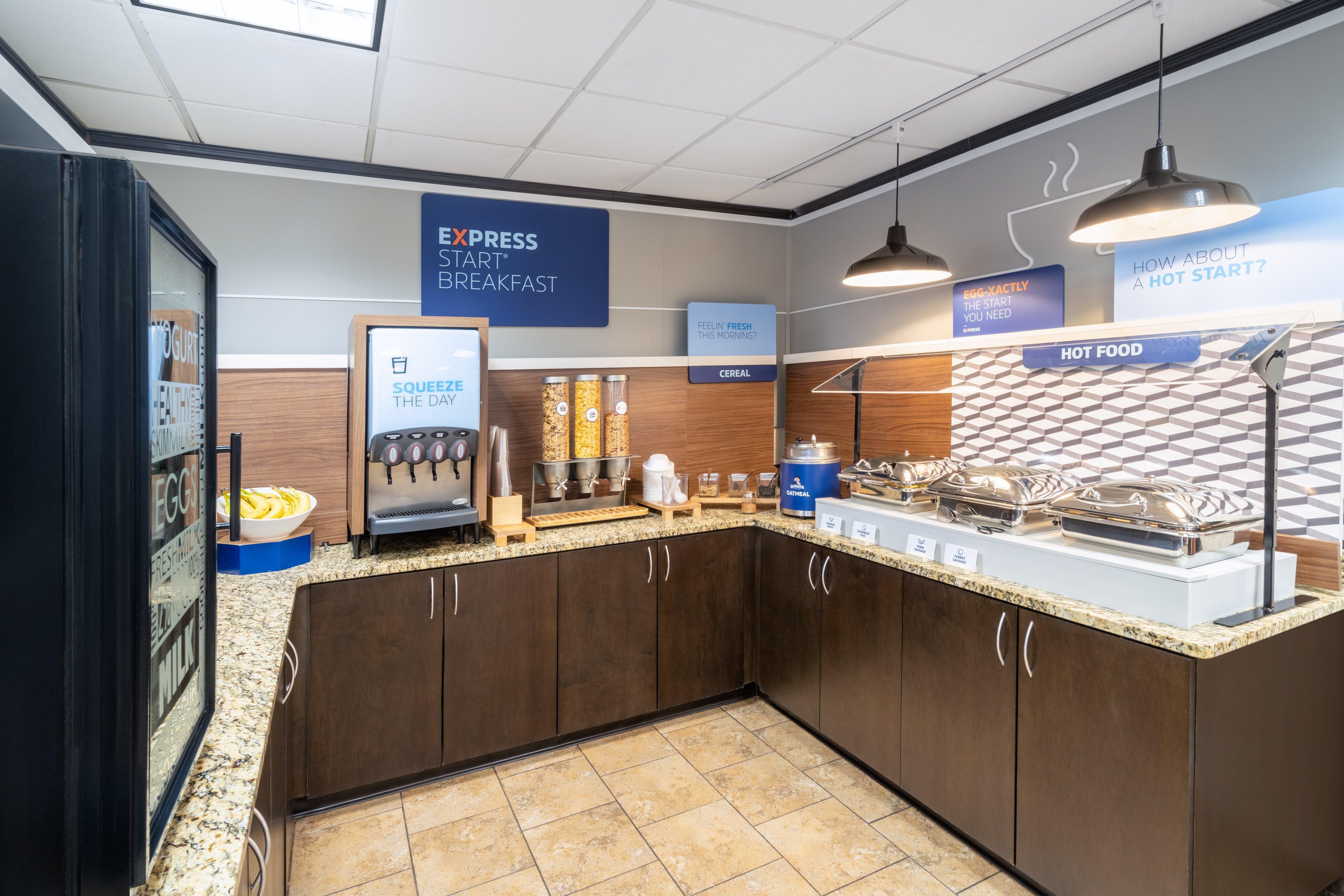 Holiday Inn Express Forsyth By Ihg Екстериор снимка