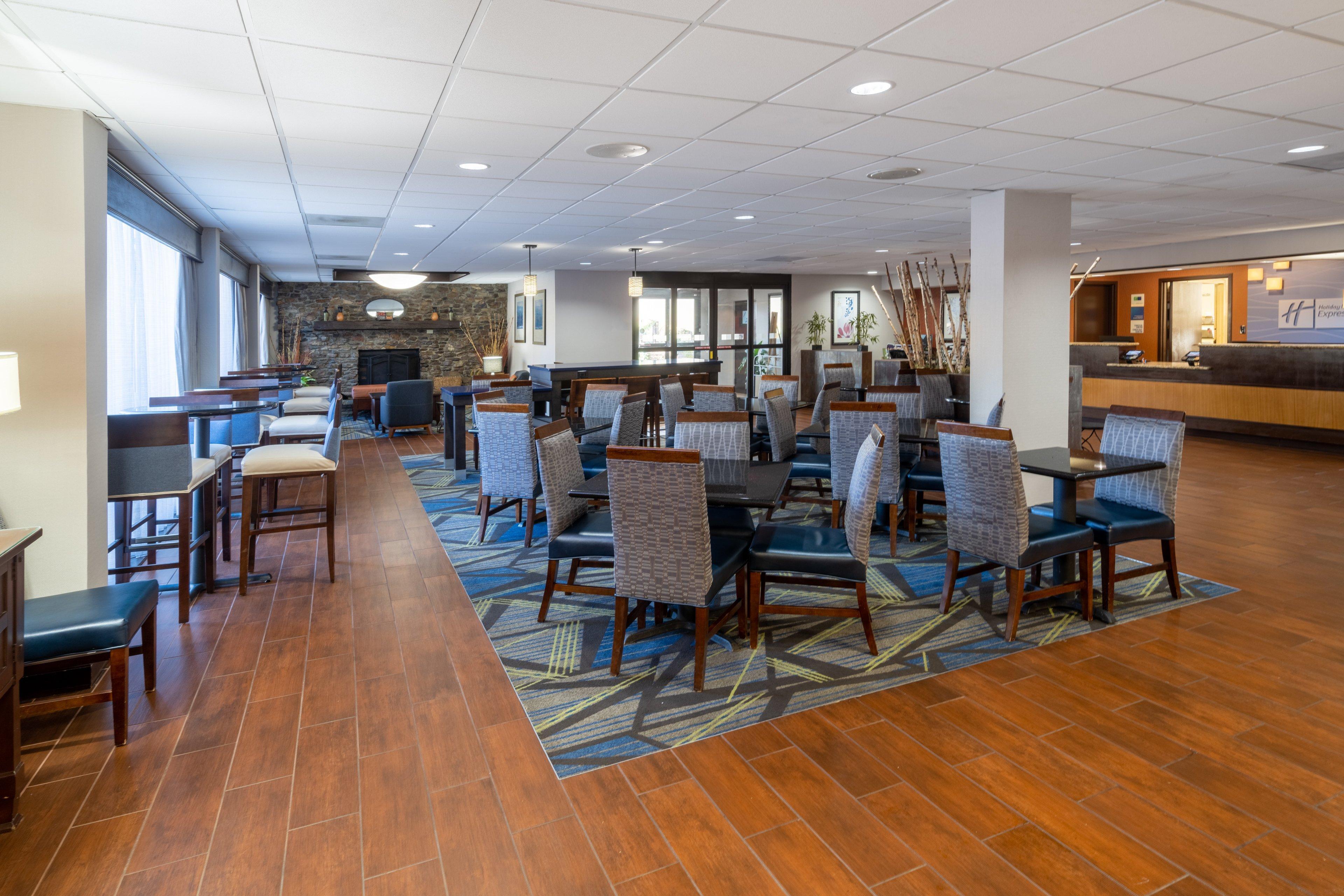Holiday Inn Express Forsyth By Ihg Екстериор снимка