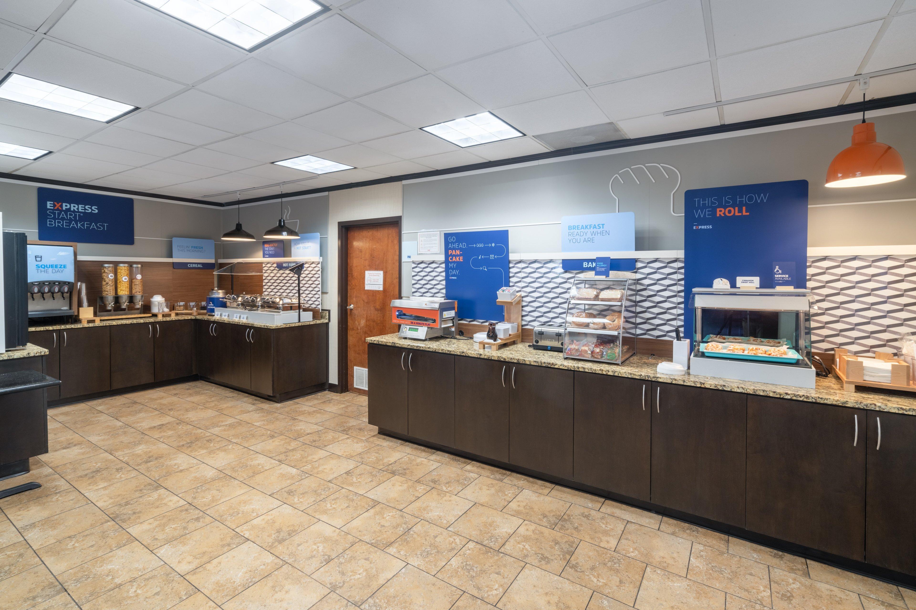 Holiday Inn Express Forsyth By Ihg Екстериор снимка